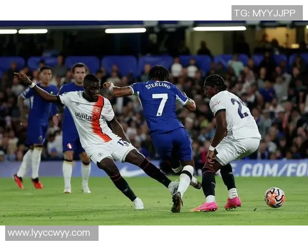 切尔西与巴黎圣日耳曼友谊赛战平绝杀瞬间引发全场热烈反响